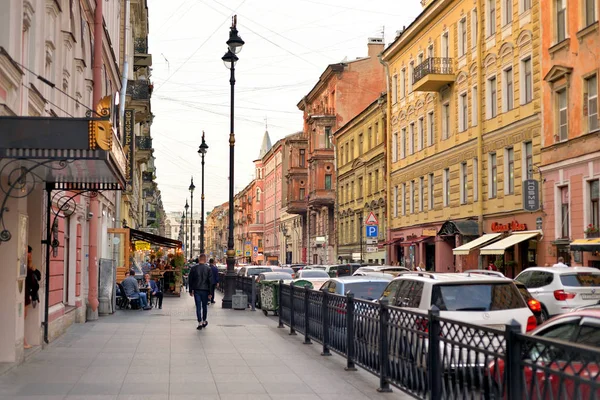 サンクトペテルブルク ロシア連邦 2018 夜のサンクトペテルブルクのルービンシュタイン通り 通りになったヨーロッパのメイン レストラン街の一つとして知られています — ストック写真