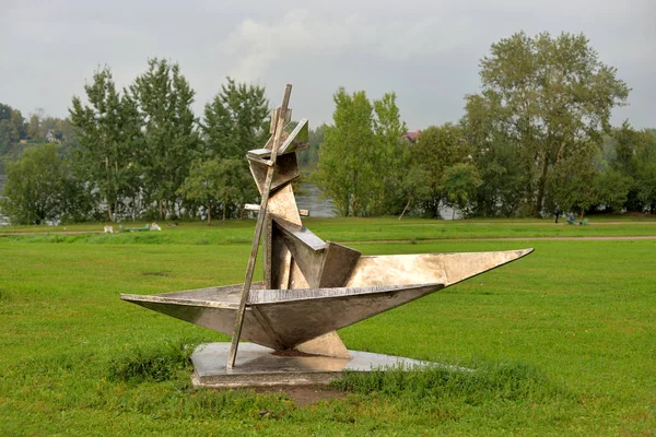 サンクトペテルブルク ロシア連邦 2018 金属彫刻 Microdistrict サンクトペテルブルグ ロシアの郊外に Ribatskoe の都市公園における反射 — ストック写真