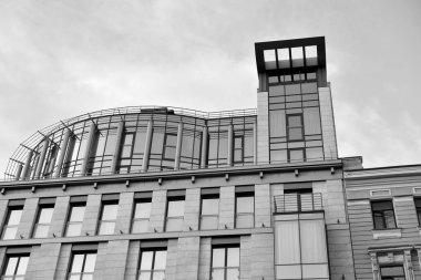 St.Petersburg, Rusya Federasyonu - 21 Ağustos 2018: Nevsky Prospect tarihi merkezi Saint Petersburg içinde Modern bina. Siyah ve beyaz.