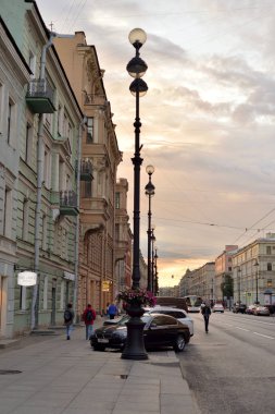 St.Petersburg, Rusya Federasyonu - 21 Ağustos 2018: Nevsky Prospect St.Petersburg ana cadde yaz akşam görünümünü.