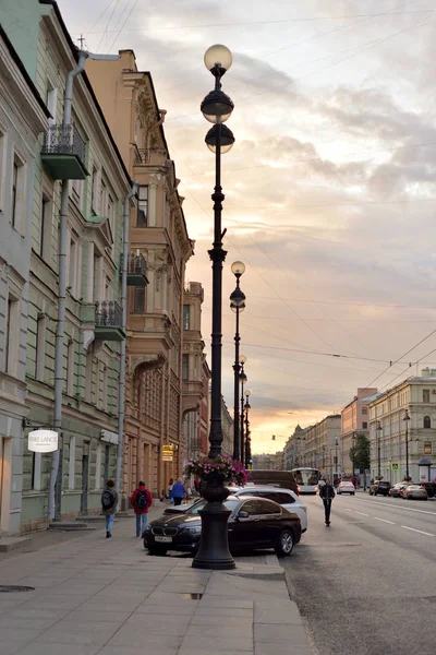 サンクトペテルブルク ロシア連邦 2018 夏の夜にサンクトペテルブルグのメインストリートのネフスキー プロスペクトのビュー — ストック写真