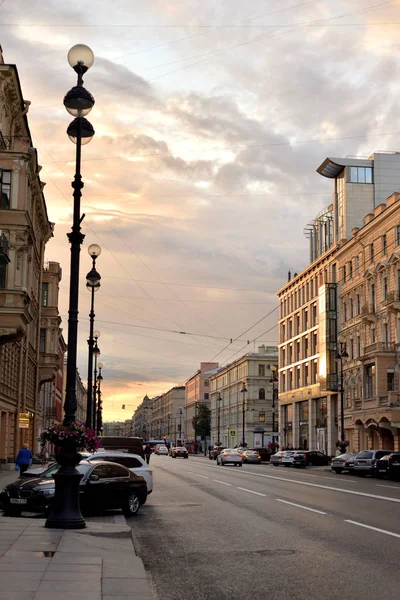 俄罗斯圣彼得堡 2018年8月21日 涅夫斯基前景的看法圣彼得堡的主要街道在夏天晚上 — 图库照片