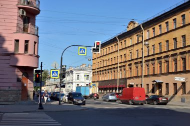 St.Petersburg, Rusya Federasyonu - 24 Ağustos 2018: içinde tarihi merkezi St. Petersburg Üniversitesinde yaz güneşli gün sokak.