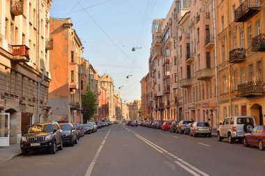 St.Petersburg, Rusya Federasyonu - 24 Ağustos 2018: içinde tarihi merkezi St. Petersburg Üniversitesinde yaz güneşli gün sokak.