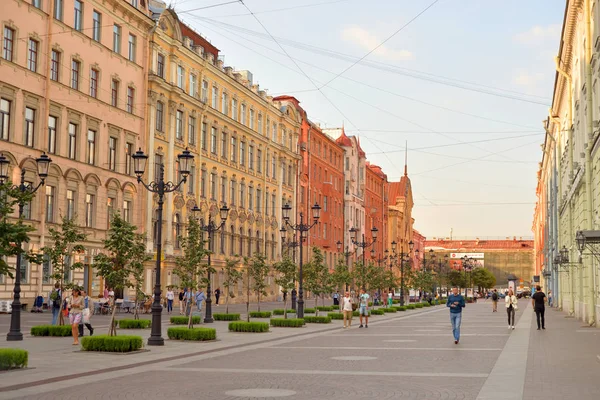 サンクトペテルブルク ロシア連邦 2018 マラヤ Konyushennaya 通りサンクトペテルブルクの中央地区で ネフスキー大通りにスウェーデンのレーンから渡す — ストック写真