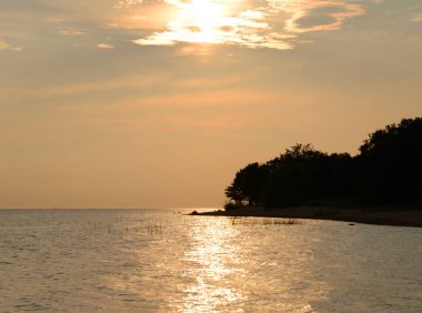 Gün batımında Baltık Denizi, Finlandiya Körfezi ile.