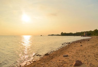 Sahil, Finlandiya Körfezi ile Baltık Denizi'nin gün batımında.