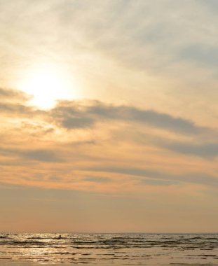 Baltık Denizi, Finlandiya Körfezi üzerinde bulut günbatımı.