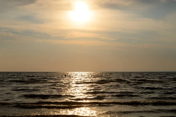 クラウド バルト海のフィンランド湾の夕日 — ストック写真