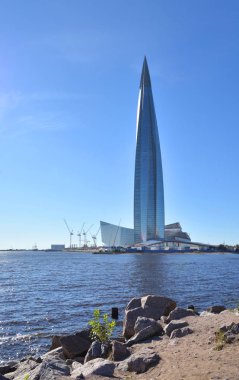 Finlandiya Körfezi kıyısındaki Gökdelen Lakhta Merkezi, St. Petersburg, Rusya.