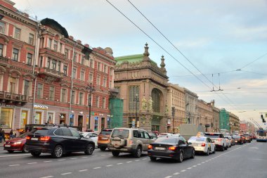 St.Petersburg, Rusya Federasyonu - 11 Eylül 2018: Nevsky Prospect St.Petersburg ana cadde yaz akşam görünümünü.