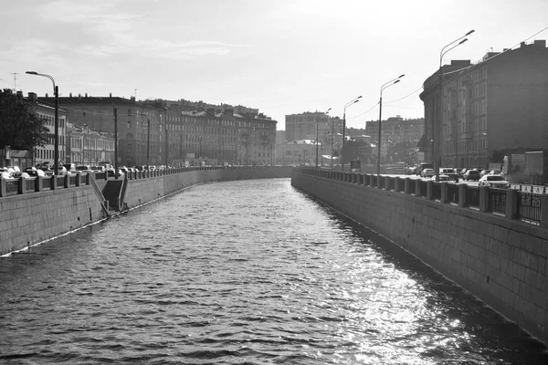 サンクトペテルブルク ロシア連邦 2018 Obvodny 運河はサンクトペテルブルクで最大の運河 チャネルの長さは キロ黒と白 — ストック写真