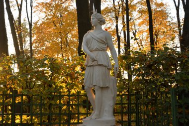 Tanrıça Diana heykele yaz bahçesinde sonbahar akşam, St.Petersburg, Rusya Federasyonu. Roma mitolojisinde, flora ve fauna, avcılık, kadınlık ve bereket tanrıçası.