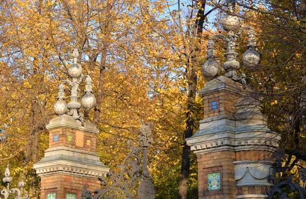 Latarnie Przy Wejściu Ogrodu Mihajłowskij Sankt Petersburgu Rosja — Zdjęcie stockowe