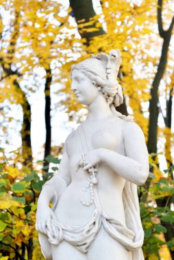 Sibyl Avrupa heykel sonbahar akşam Saint Petersburg, Rusya. Sibyl Peygamber ve gelecek Kırmızı Pazartesi Kâhin antik kültür.