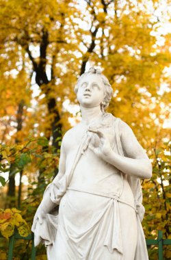 Rusya'nın St. Petersburg kentinde Delphi Sibyl heykel sonbahar akşam. Sibyl Peygamber ve gelecek Kırmızı Pazartesi Kâhin antik kültür.