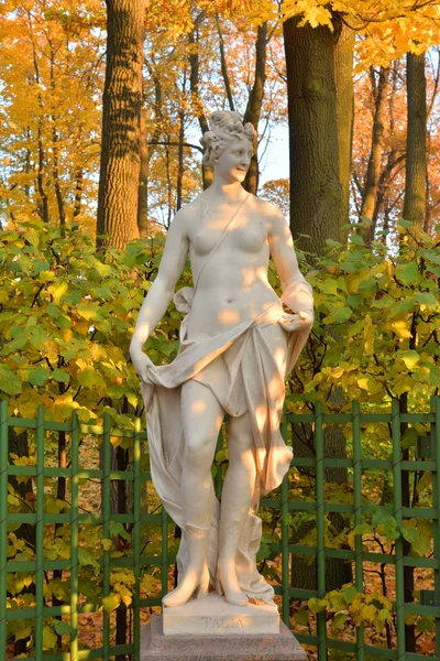 タリアの像は 秋の夜 ロシアのサンクトペテルブルクで夏の庭で喜劇の女神します タリア ギリシャ神話 コメディと光の詩のミューズ — ストック写真