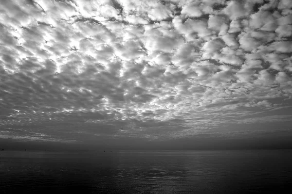 Nube Altocumulus Sobre Mar Báltico Por Noche Blanco Negro —  Fotos de Stock