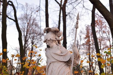 Tanrıça Minerva heykele yaz bahçesinde sonbahar akşam, St.Petersburg, Rusya Federasyonu. Minerva Bilgelik tanrıçası Roma mitolojisinde olduğunu..
