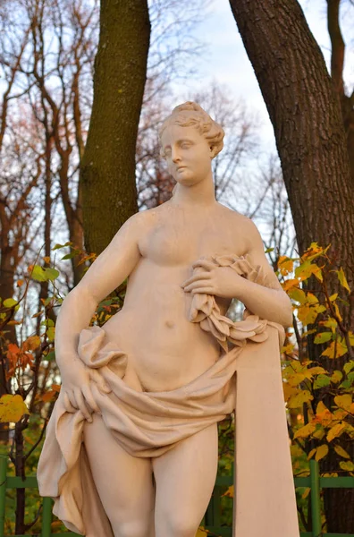 秋天的夏园中的荣耀女神雕像 俄罗斯圣彼得堡 — 图库照片