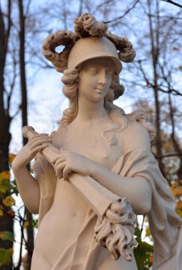 Tanrıça Bellona yaz bahçesinde sonbahar akşam, St.Petersburg, Rusya Federasyonu heykeli. Savaş, antik Roma tanrıçası Mars, vatan savunma tanrıçası maiyetindeki bir parçası oldu.