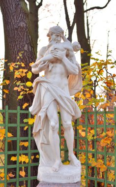 Yaz bahçesinde Tanrı Saturn heykel sonbahar akşam, St.Petersburg, Rusya Federasyonu.