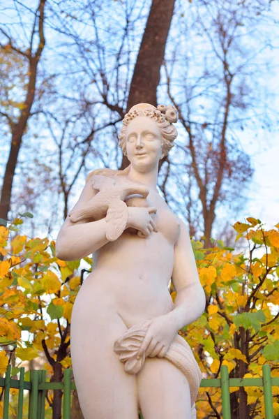 Estátua Alegoria Luxúria Jardim Verão Noite São Petersburgo Rússia — Fotografia de Stock