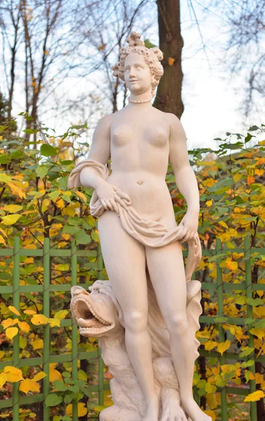 Statue Allégorie Beauté Dans Jardin Été Soir Saint Pétersbourg Russie — Photo