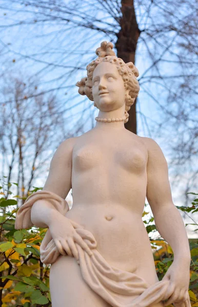 Άγαλμα Του Αλληγορία Της Ομορφιάς Στον Κήπο Καλοκαίρι Βράδυ Αγία — Φωτογραφία Αρχείου
