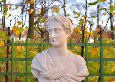 Tiberius Julius Caesar Augustus yaz bahçesinde heykeli akşam, St.Petersburg, Rusya Federasyonu. İkinci Roma İmparatoru Julio-Claudian hanedanı.