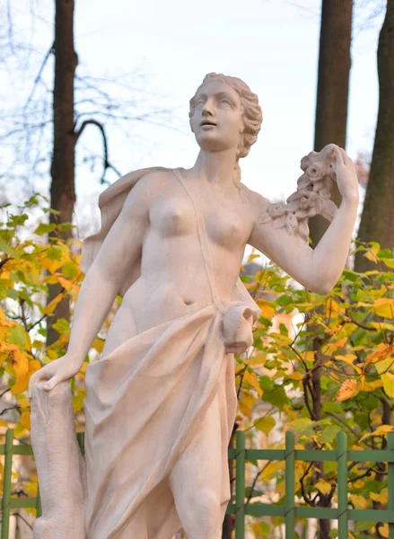 Statua di donna con ghirlanda di rose . — Foto Stock