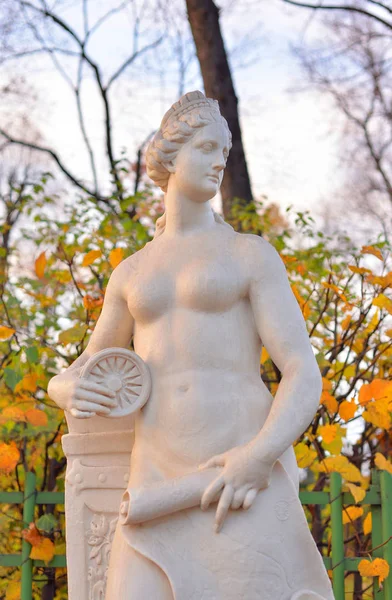 Statue Der Allegorie Der Schifffahrt Sommergarten Herbstabend Petersburg Russland Mythologischer — Stockfoto