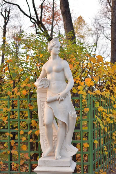 夏の庭の秋の夜 ロシアのサンクトペテルブルクでナビゲーションの寓意像 ギリシャ神話の神話のキャラクター — ストック写真