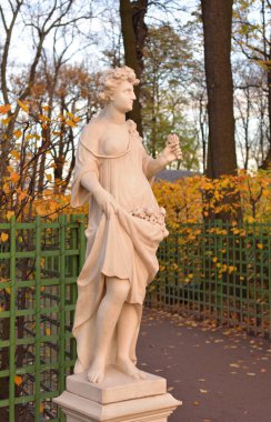 Eski İtalyan Tanrıça Flora yaz bahçesinde sonbahar akşam, St.Petersburg, Rusya Federasyonu heykeli. Alan meyve ve çiçekler, çiçek açması, bahar tanrıçası.