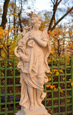 Tanrıça heykeli yaz bahçede de sonbahar akşam, St.Petersburg, Rusya Federasyonu Ceres. Roma tanrıçası hasat ve doğurganlık