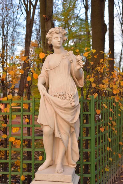 Statue Ancient Italian Goddess Flora Summer Garden Autumn Evening Petersburg — Stock Photo, Image