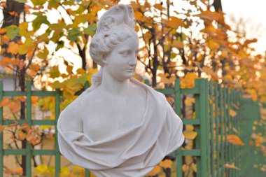 Alegori sonbahar akşam, St.Petersburg, Rusya Federasyonu yaz bahçesinde bereket heykeli. Yunan mitolojisindeki mitolojik karakter.