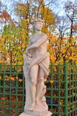 Tanrı'ya Vertumnus yaz bahçesinde sonbahar akşam, St.Petersburg, Rusya Federasyonu heykeli. Mevsim antik Roma tanrısı.