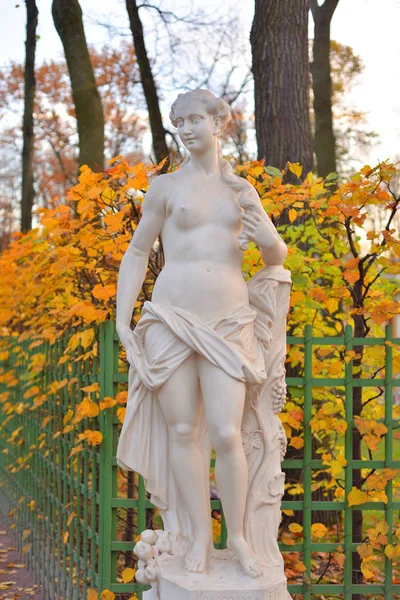 Statue Der Göttin Pomona Sommergarten Herbstabend Petersburg Russland Römische Göttin — Stockfoto