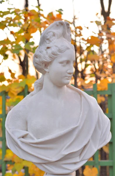 Estatua Alegoría Abundancia Jardín Verano Tarde Otoño San Petersburgo Rusia — Foto de Stock