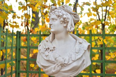 Sonbahar akşam, St.Petersburg, Rusya Federasyonu yaz bahçesinde hayatın geçici alegori heykeli.