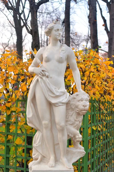 Estatua Alegoría Sinceridades Jardín Verano Noche Otoño San Petersburgo Rusia — Foto de Stock