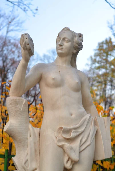 Estatua Alegoría Verdad Jardín Verano Noche Otoño San Petersburgo Rusia —  Fotos de Stock