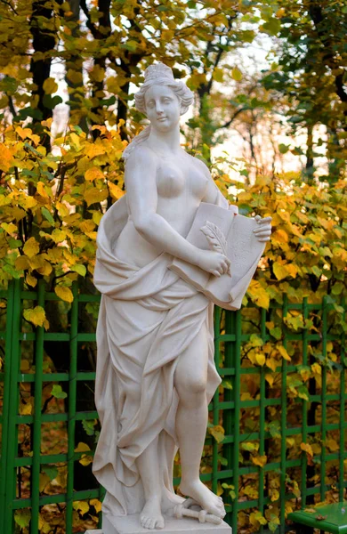 Estatua Alegoría Misericordia Jardín Verano Noche Otoño San Petersburgo Rusia —  Fotos de Stock