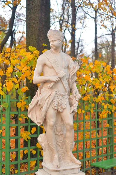 Socha Alegorie Poledne Letní Zahradě Podzimní Večer Petrohrad Rusko — Stock fotografie