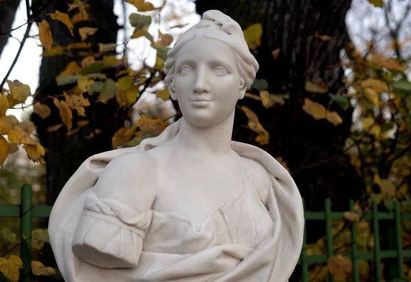 秋天的夜晚 俄罗斯圣彼得堡 夏季花园中的女诗人科林娜雕像 古希腊抒情诗人 生活在公元前五世纪 — 图库照片