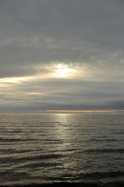 Baltık Denizi, Finlandiya Körfezi üzerinde bulut günbatımı.