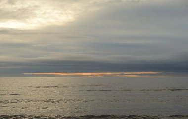 Baltık Denizi, Finlandiya Körfezi üzerinde bulut günbatımı.