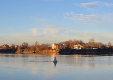 Neva Nehri ve Lutheran Kilisesi, St. Catherine güneşli sonbahar akşam, Rusya St. Petersburg eteklerinde görünümü.
