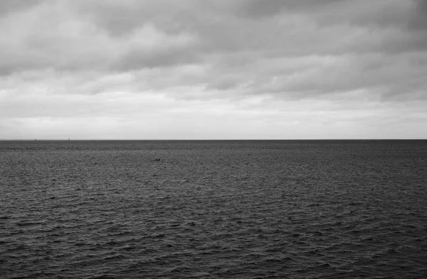 Nuvem Escura Sobre Golfo Finlândia Mar Báltico Rússia Preto Branco — Fotografia de Stock